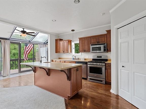 3rd image of 10070 Mansion Dr