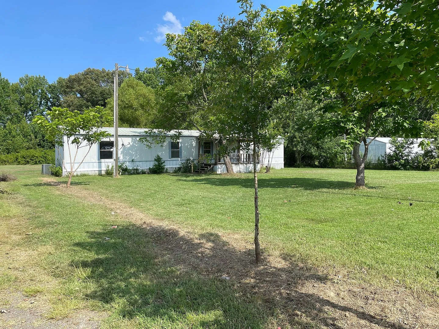 Country living with spacious front and backyard - 3 beds/ 2bath available now — Photo 2
