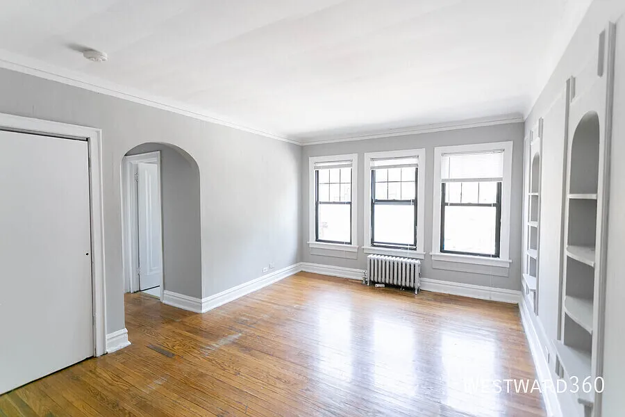 Available Now! Large 1bd/1bth In Rogers Park! — Photo 3