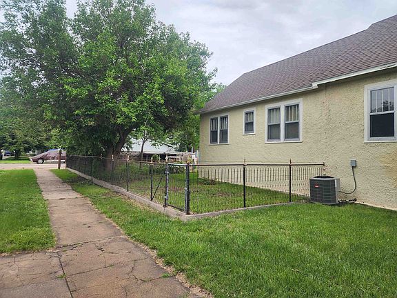 3rd image of 621 W 4th St