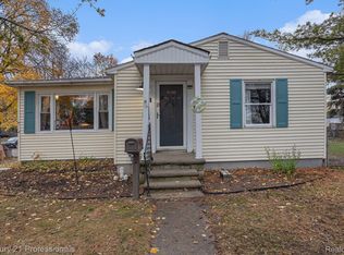 1010 Dunbar St, Essexville, MI