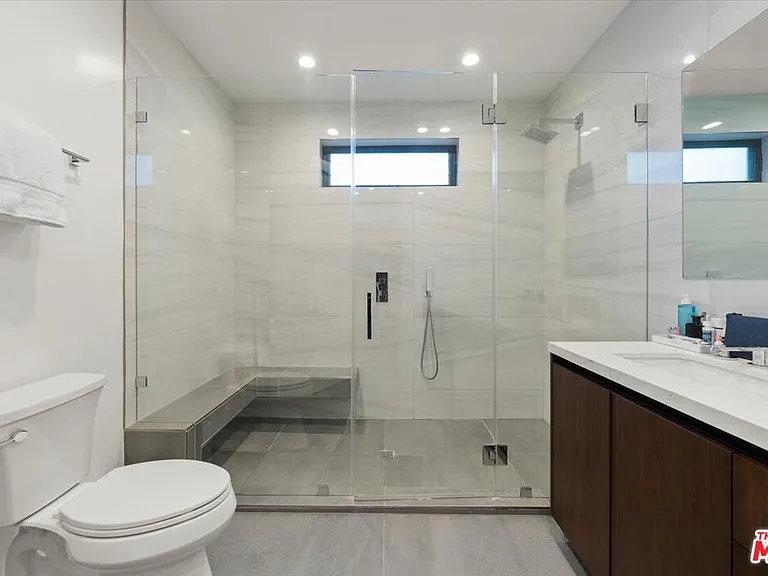 556 N Flores St #2B — Photo 16