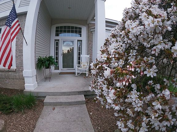 2nd image of 5581 N Meadowgrove Ct SE