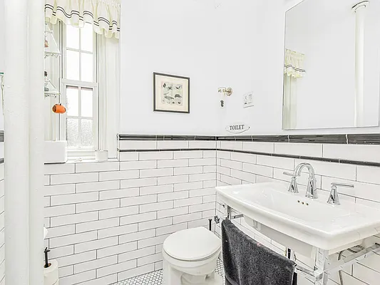 Sold by Re/Max In The City | media 10