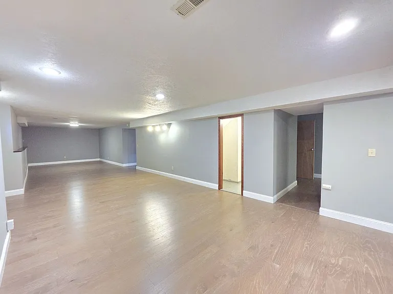 3425 E 61st Ave — Photo 32