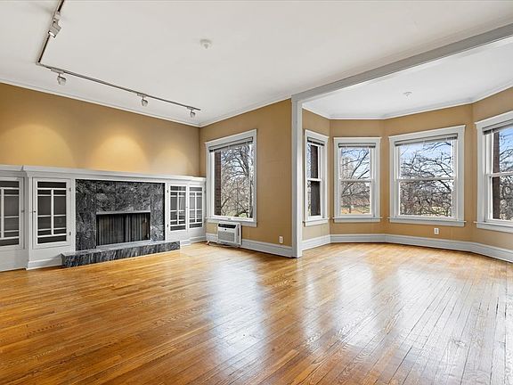 4th image of 709 W Montrose Ave #2W