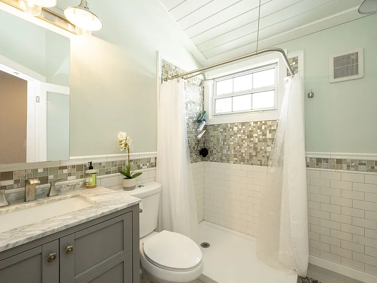 415 Julia St — Photo 22