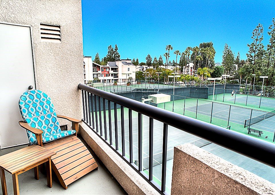 1st image of 5520 Owensmouth Ave APT 319