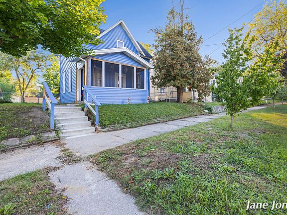 2nd image of 924 Oakhill St SE