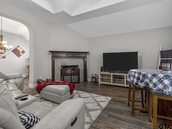 5th image of 409 Foxtail Ct