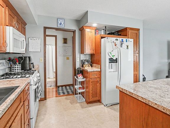 4th image of 70 Brook Cir