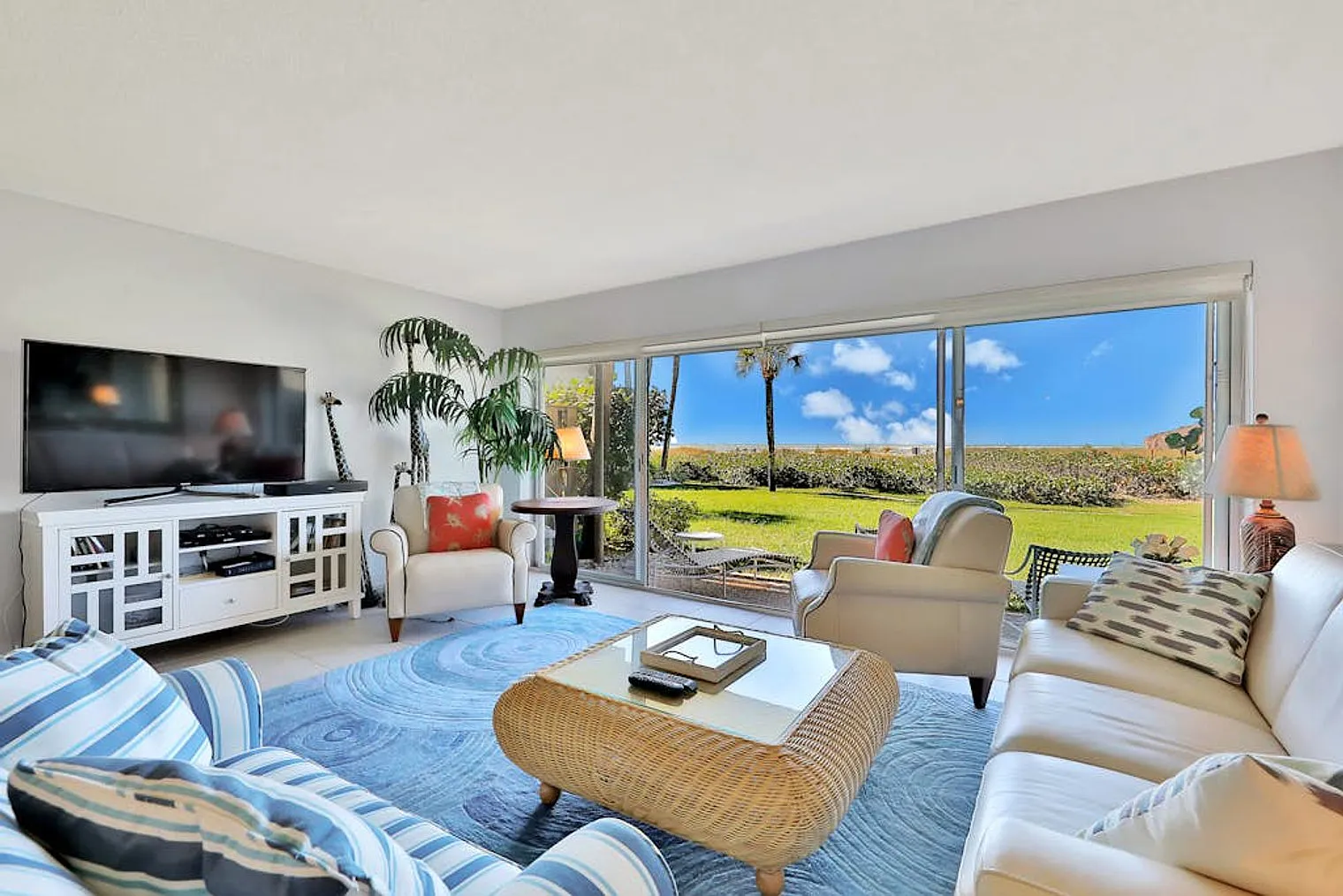 1 bed, 2.0 bath, 1076 sqft, $5,886 — Photo 2