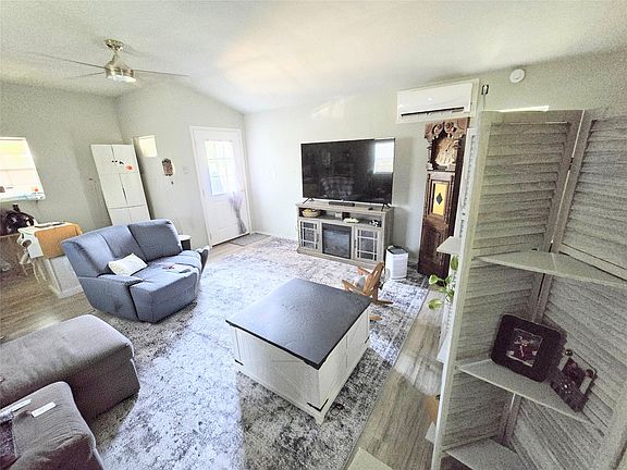 4th image of 205 W Travis St