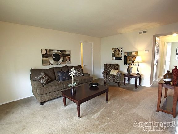 2nd image of 25 Johnstown Cres APT C