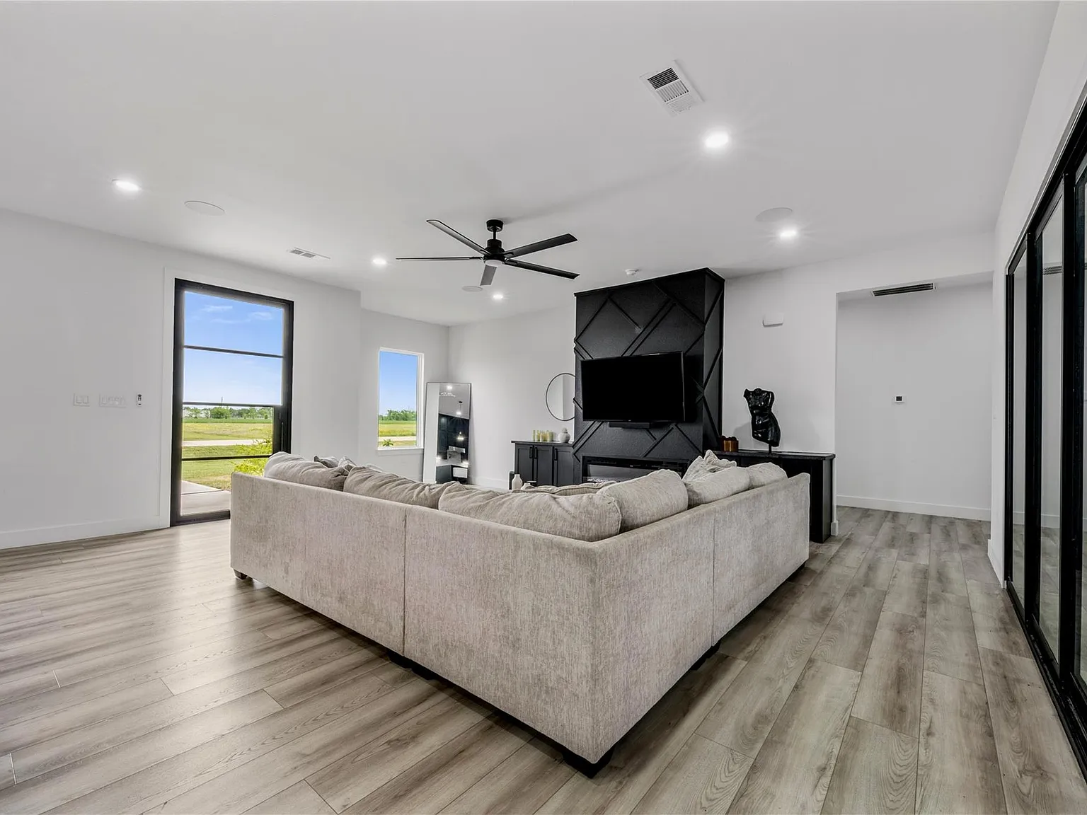 4 bed, 3.5 bath, $4,400 — Photo 4
