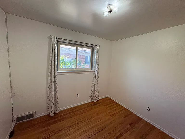 8847 Woodbine — Photo 11