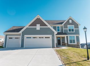 137 Scarlet Oak Ln, Waukesha, WI 53188
