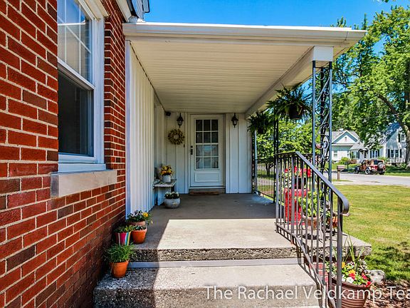 4th image of 1321 Hillcrest Ave NW