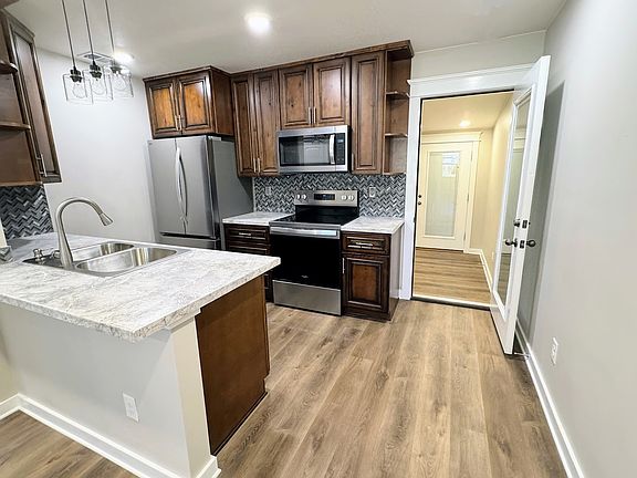 Kitchen 12'6" x 8'