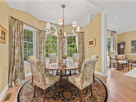 4th image of 8 Shinnecock Ct