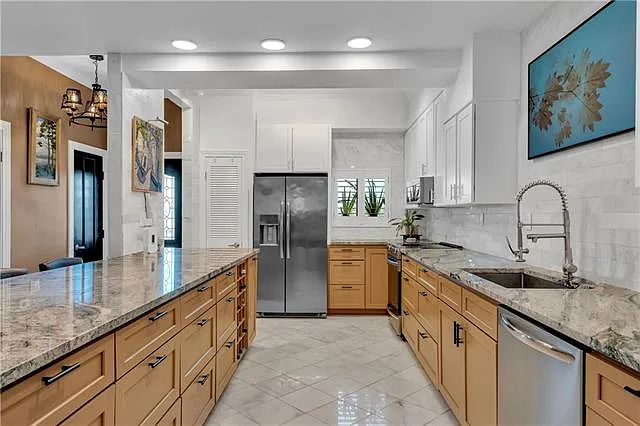 7300 Lakeshore Dr #20 — Photo 4
