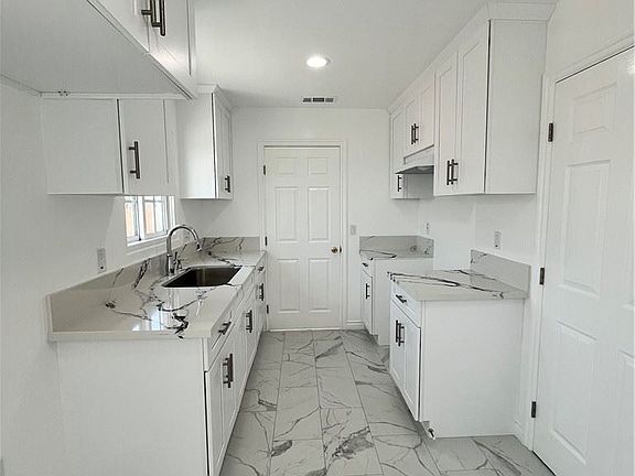 5th image of 8707 S Van Ness Ave #B