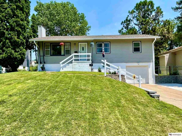 8836 Valley View Dr, La Vista, NE 68128