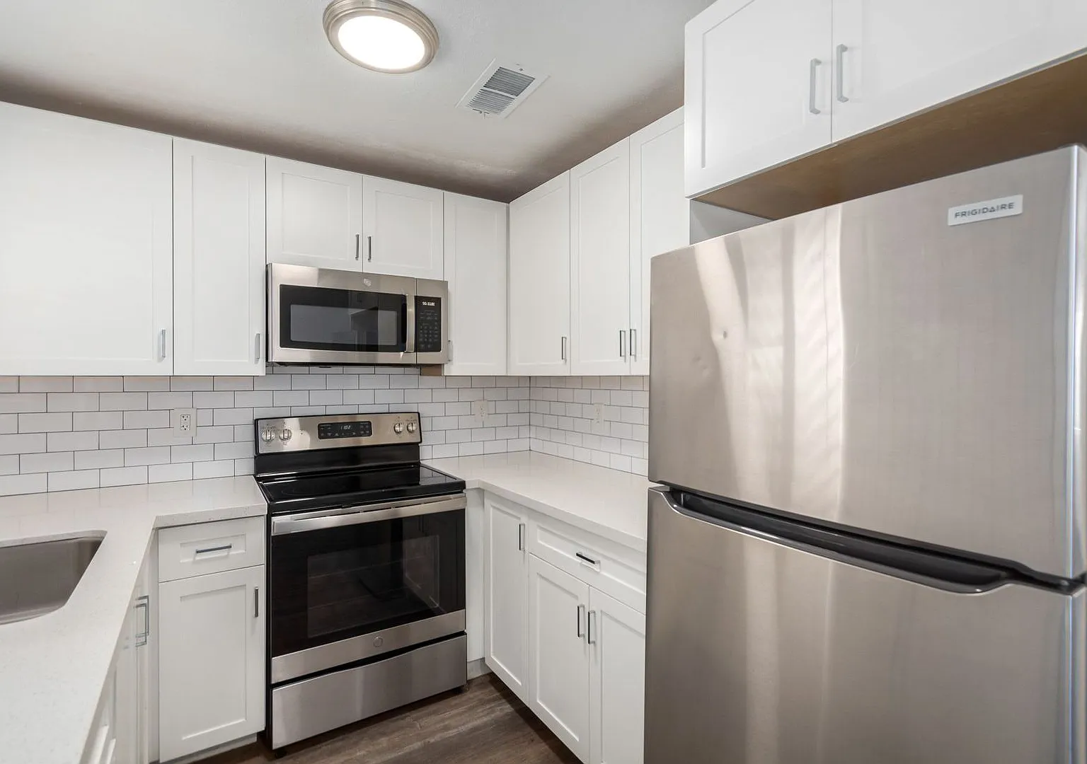 Sandstone Apartments — Photo 2
