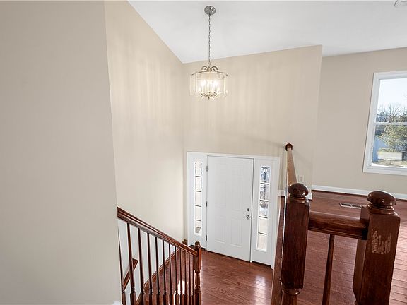 2nd image of 118 Vista Dr