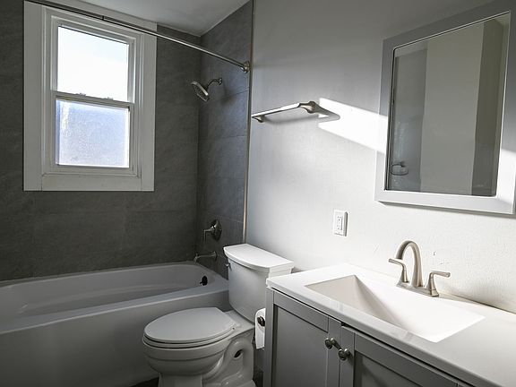 4th image of 405 W Main St