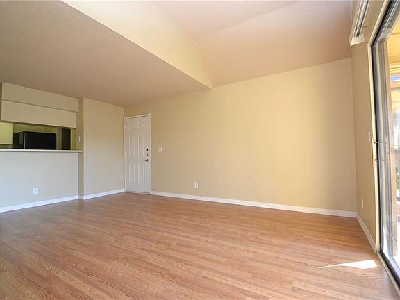 5th image of 300 Lakepointe 301 Dr