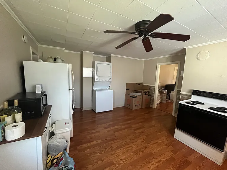 18 E Silver St #1 — Photo 3