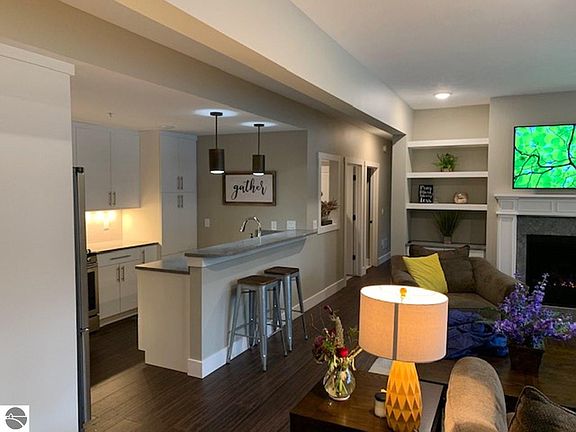 4th image of 825 W Seventh St APT 312