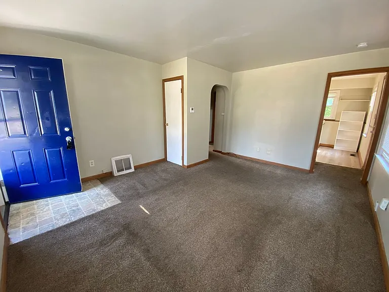 927 Davies Ave — Photo 5