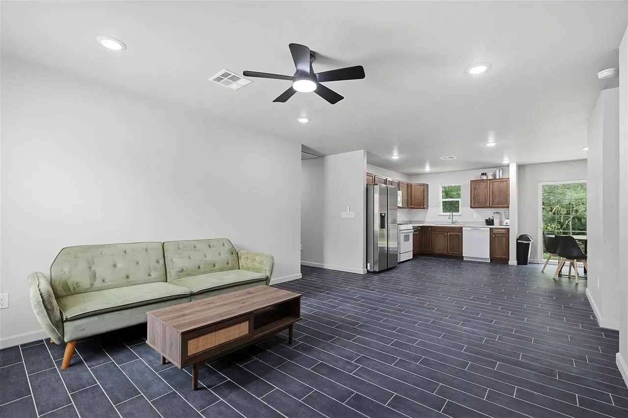 5 bed, 1650 sqft, $3,500 — Photo 3
