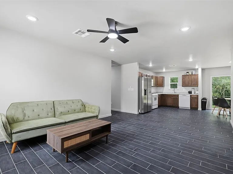 2302 E Sycamore Dr — Photo 3