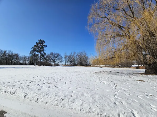 12997 Willowood Dr, Aberdeen, SD 57401