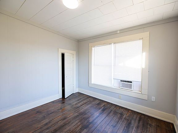 624-IRIS-bedroom-1_12292022