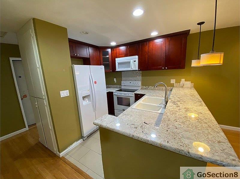 1st image of 484 Sieber Ct