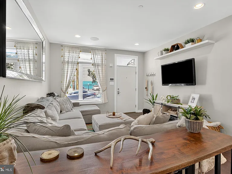 2441 Coral St — Photo 4