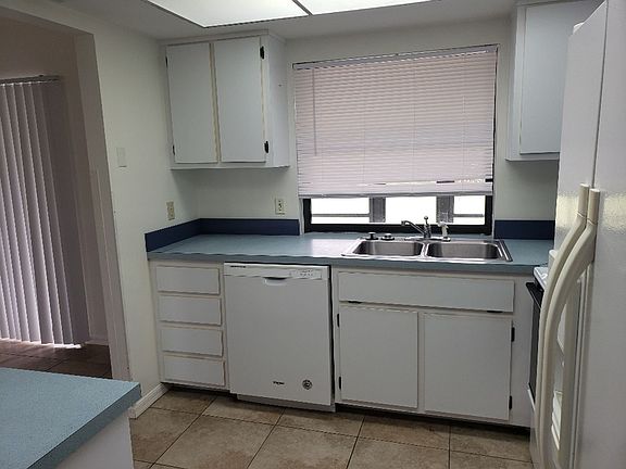 4th image of 1024 SE 25th Ter