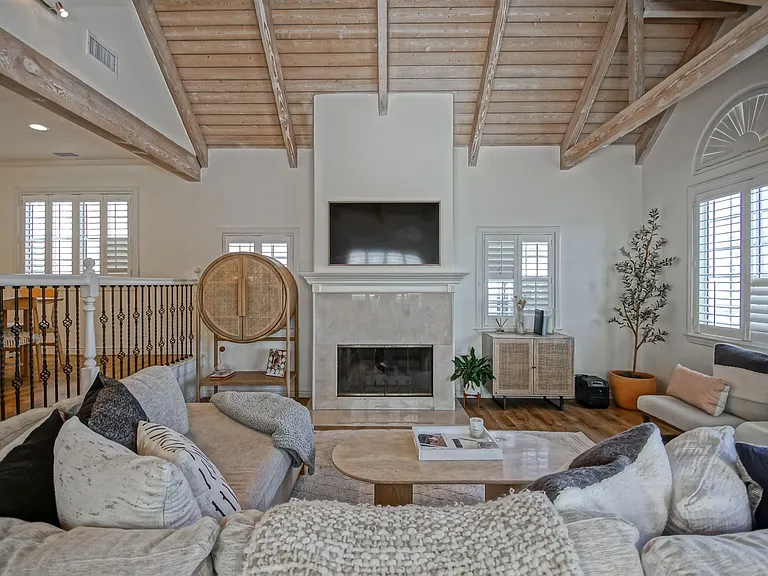 1543 Stanford Ave — Photo 6