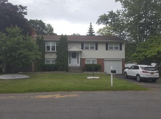 28 Woodland Dr, Schenectady, NY 12309