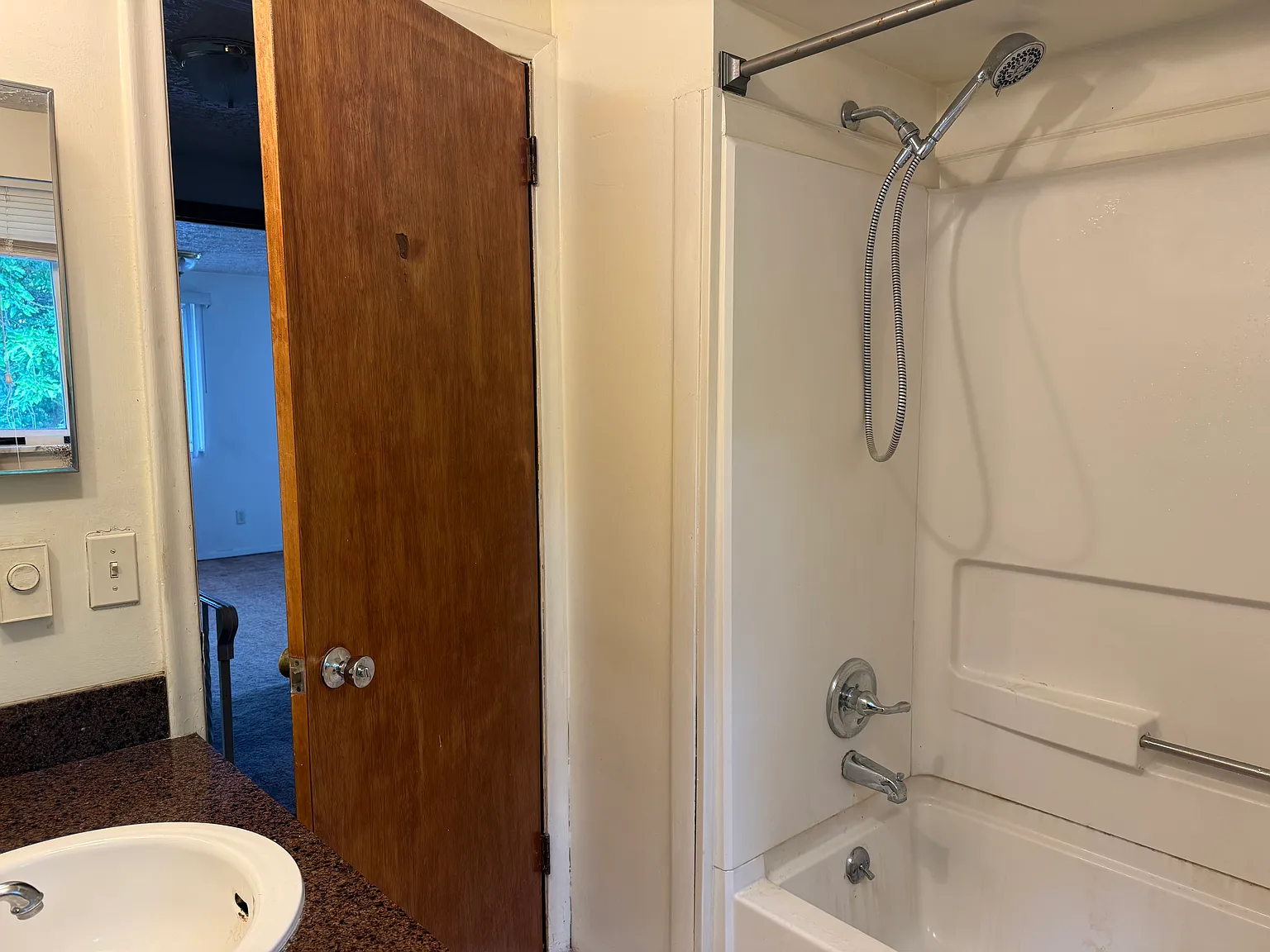 2 bed, 1.5 bath, 1200 sqft, $1,300 — Photo 4