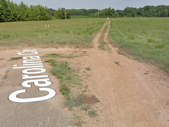 Carolina Cir, Senatobia, MS 38668