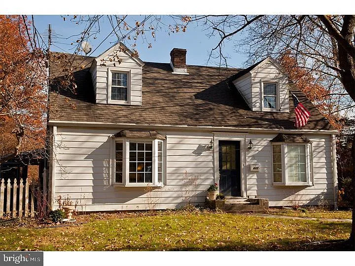 437 Ewing St photo 1
