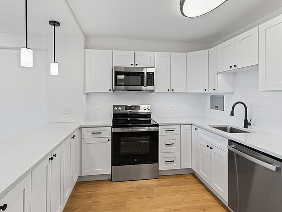 4th image of 555 W Cornelia Ave APT 1712