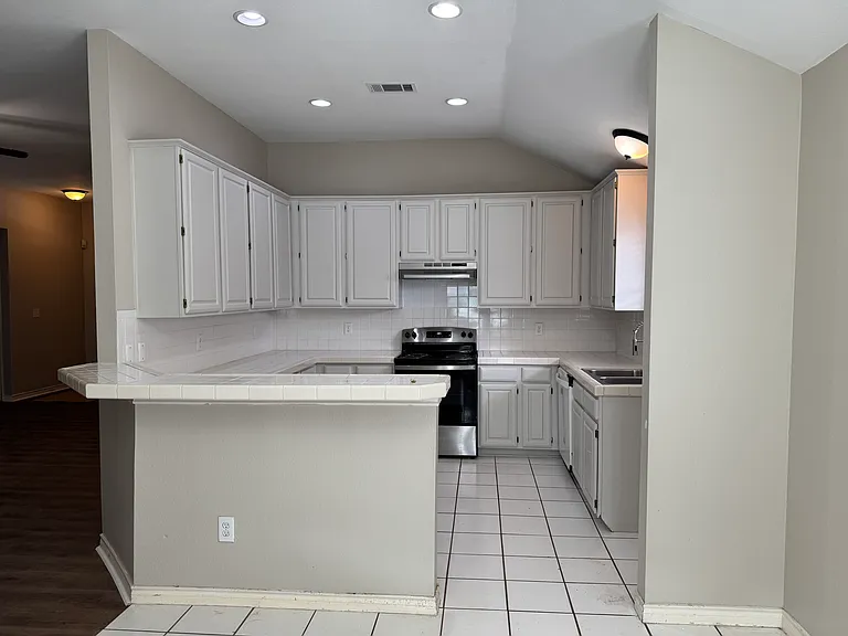 8204 Stern St — Photo 4