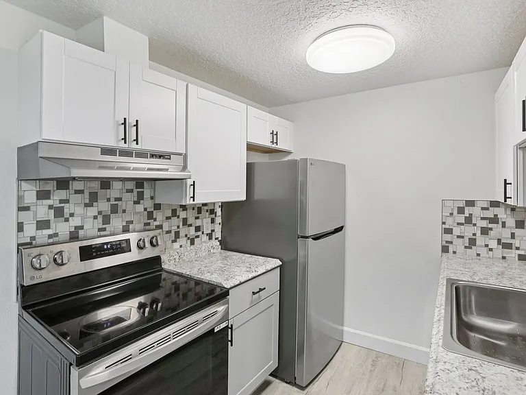 Images Highland Apartments — Photo 25
