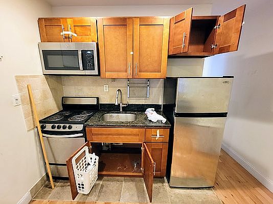 3rd image of 22 E 105th St APT 1B